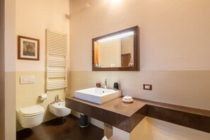 Ensemble douche/baignoire, sèche-cheveux, bidet, serviettes fournies