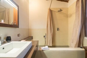 Duschwanne, Haartrockner, Bidet, Handtücher