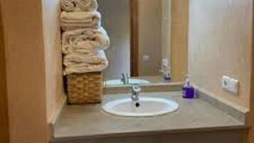 Estudio superior | Baño | Artículos de higiene personal gratuitos, secador de pelo, bidé y toallas