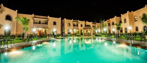 10 outdoor pools, sun loungers