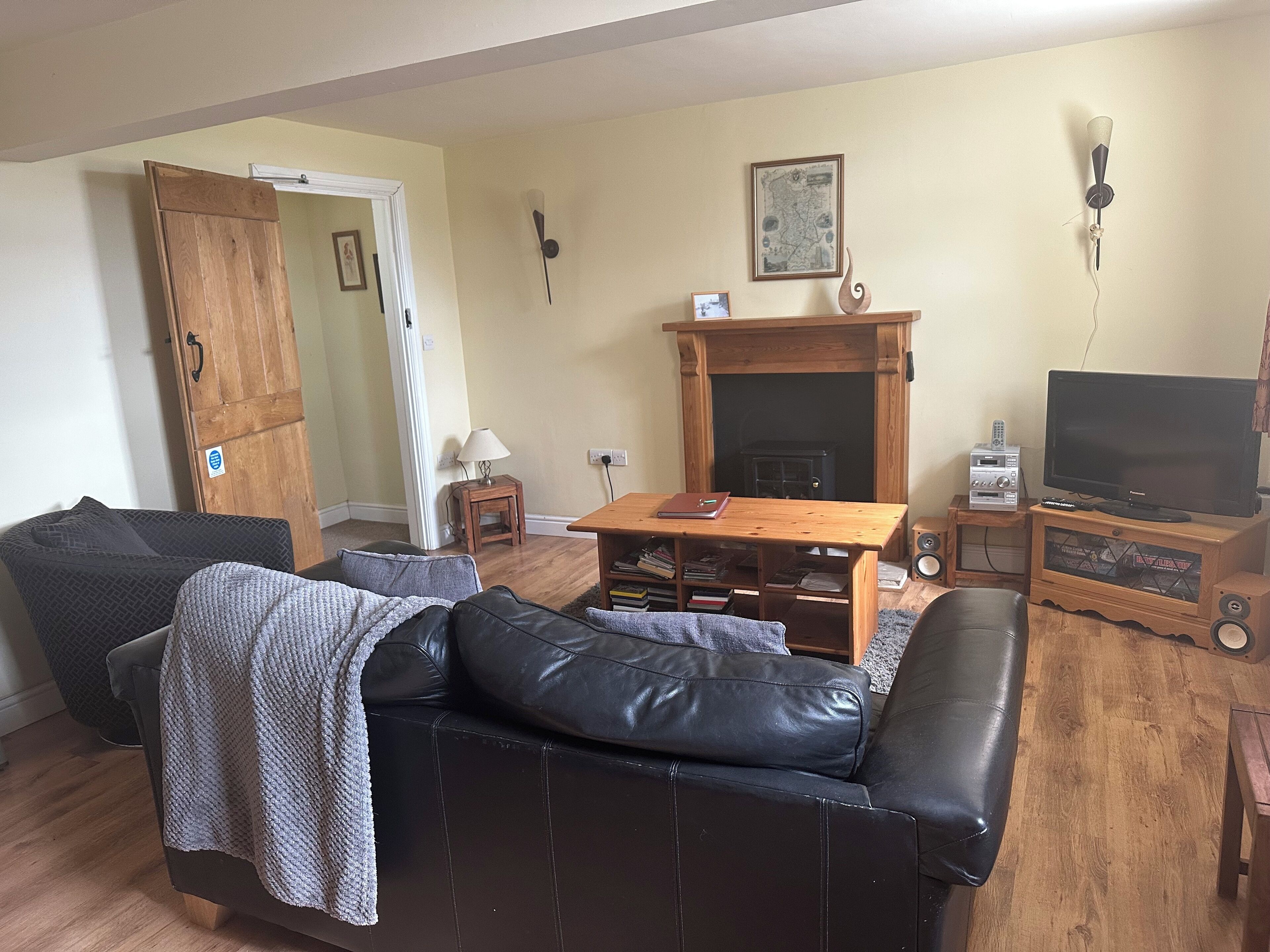 Fernseher, Kamin, DVD-Player, Bücher