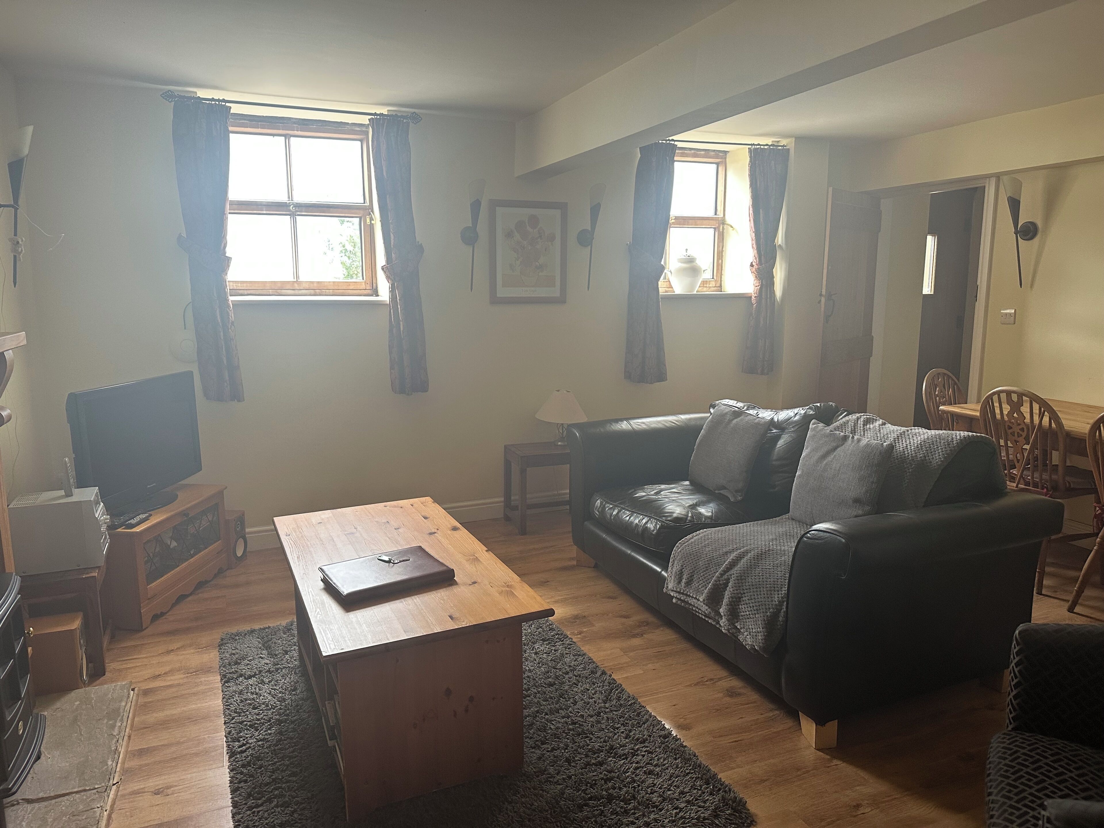 Fernseher, Kamin, DVD-Player, Bücher