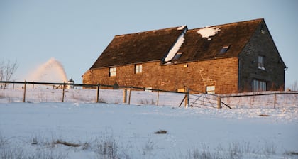 Historic Barn With Breathtaking Views Over Derbys/Staffs Border. Pet friendly.