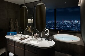 A modern bathroom with two sinks, a bathtub, and large mirrors. - BELLUSTAR TOKYO, A Pan Pacific Hotel (Tokyo)