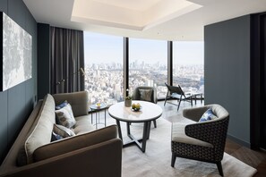 Deluxe Suite, 2 Bedrooms | Hypo-allergenic bedding, in-room safe, free cribs/infant beds, free WiFi