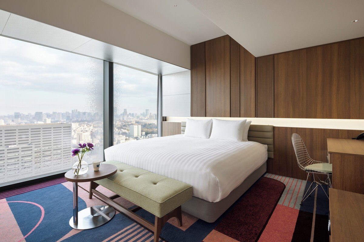 Premier Room, 1 King Bed, Non Smoking | Hypo-allergenic bedding available, in-room safe, WiFi (free), bed sheets