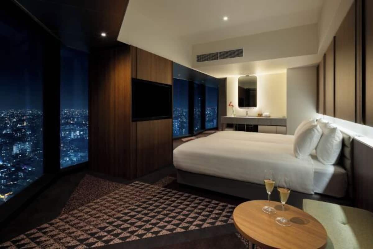 Hypo-allergenic bedding, in-room safe, free WiFi, bed sheets