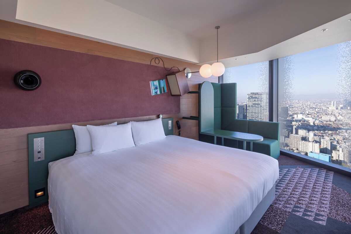 Unfamiliar Presences: Room (Green) Takuro Tamayama | Hypo-allergenic bedding available, in-room safe, WiFi (free), bed sheets