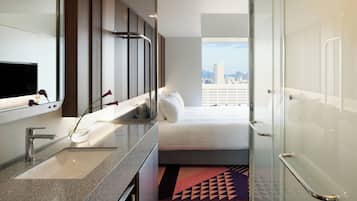 Hypo-allergenic bedding, in-room safe, free WiFi, bed sheets