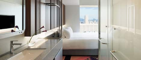 Ropa de cama hipoalergénica y caja de seguridad en la habitación