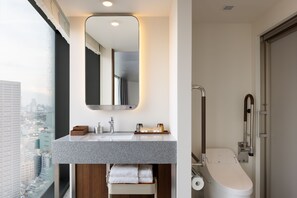 Chambre « Premier », 2 lits une place, douche accessible en fauteuil roulant, non-fumeur | Salle de bain