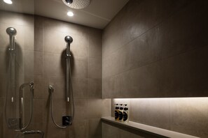 Suite - 1 kingsize-seng - ikke-ryger (Garden) | Badeværelse | Hårtørrer, hjemmesko, bidet, håndklæder
