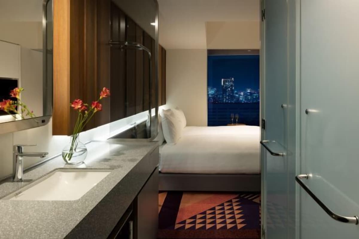 Hypo-allergenic bedding available, in-room safe, WiFi (free), bed sheets