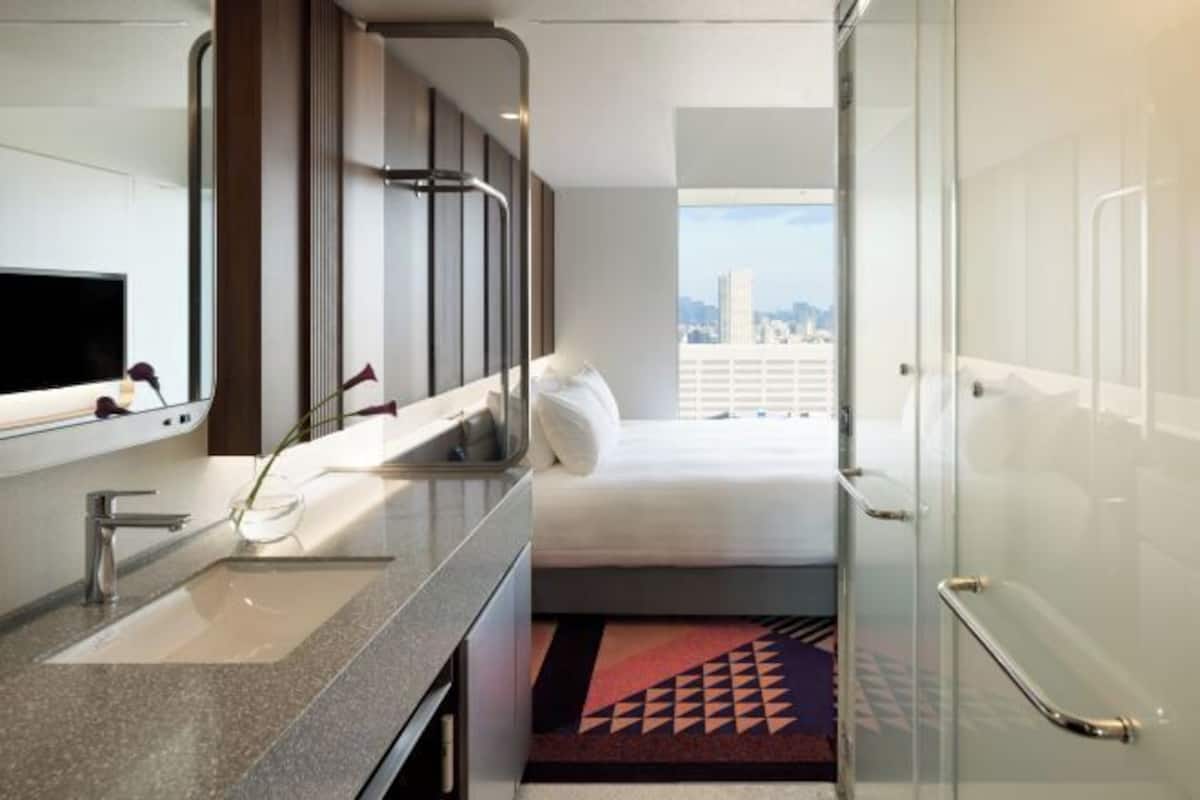 Hypo-allergenic bedding, in-room safe, free WiFi, bed sheets