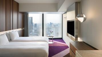 Hypo-allergenic bedding, in-room safe, free WiFi, bed sheets