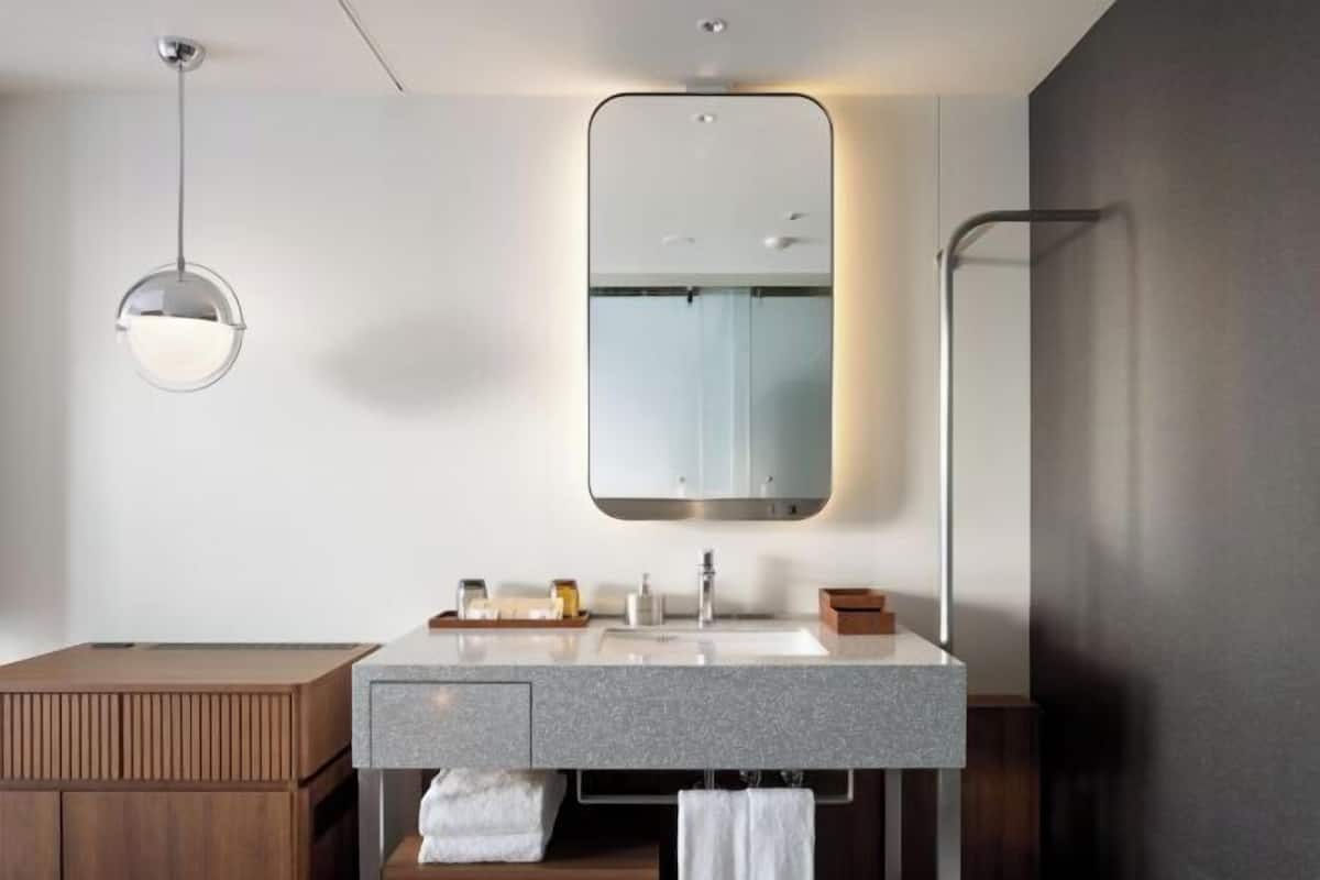 Sèche-cheveux, chaussons, bidet, serviettes fournies