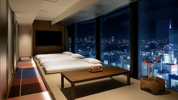 Suite (Japanese) | Hypo-allergenic bedding, in-room safe, free WiFi, bed sheets