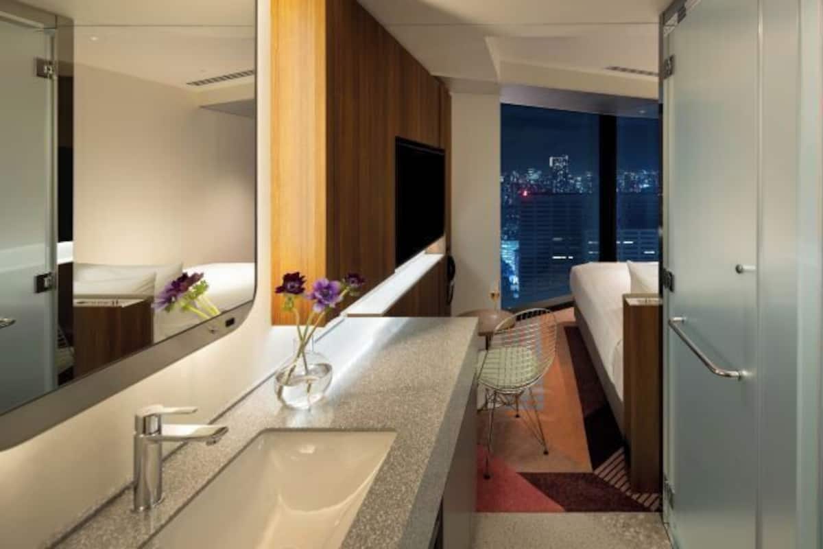 Hypo-allergenic bedding, in-room safe, free WiFi, bed sheets