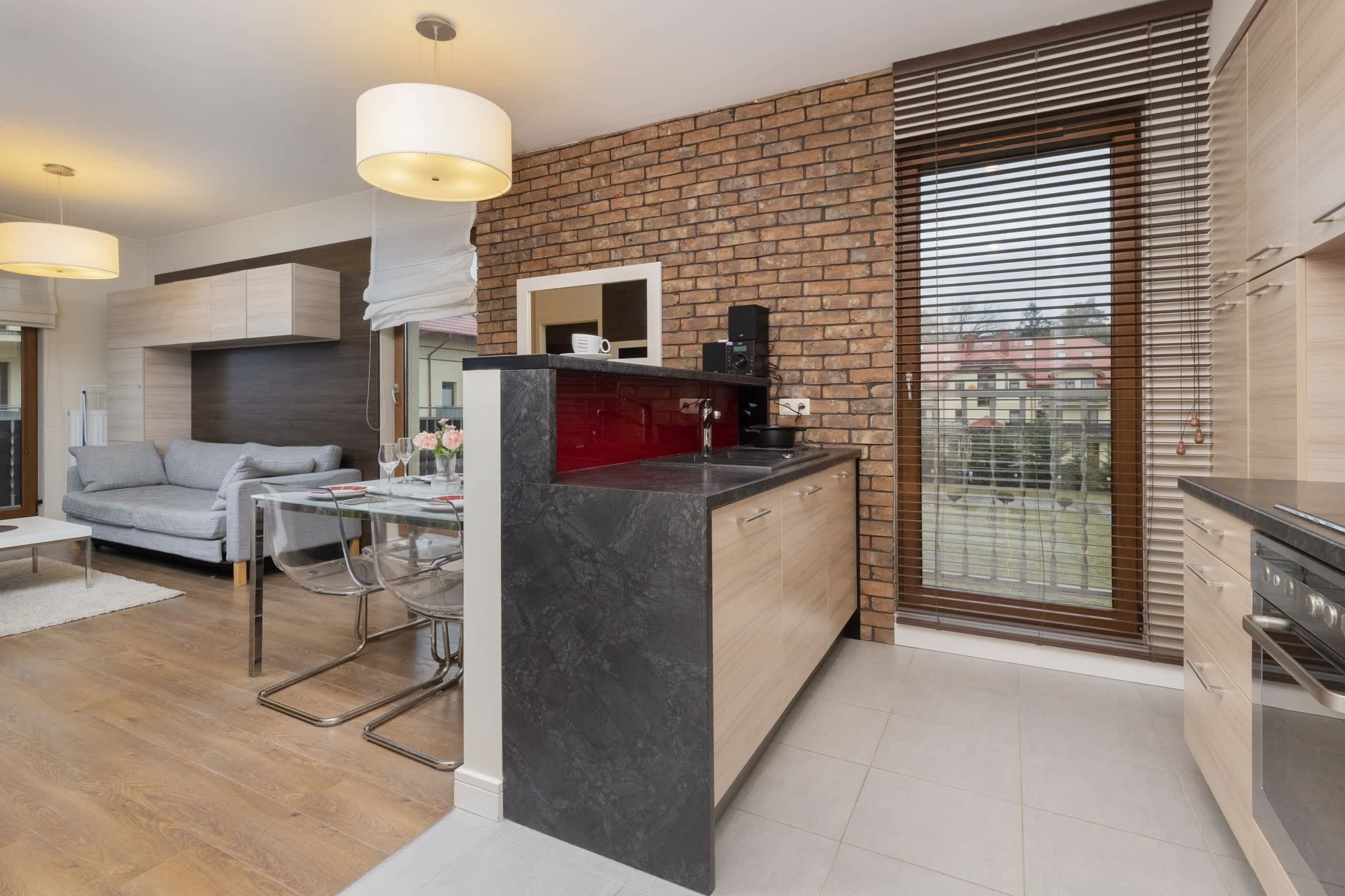 Kjøleskap, ovn, kokeplater og kjøkkenutstyr