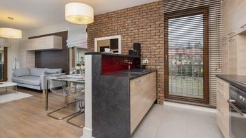 Kjøleskap, ovn, kokeplater og kjøkkenutstyr