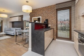 Fridge, oven, stovetop, cookware/dishes/utensils