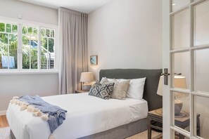 5 habitaciones, tabla de planchar con plancha y cuna de viaje 