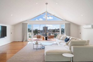 Una televisión, una chimenea, una oficina