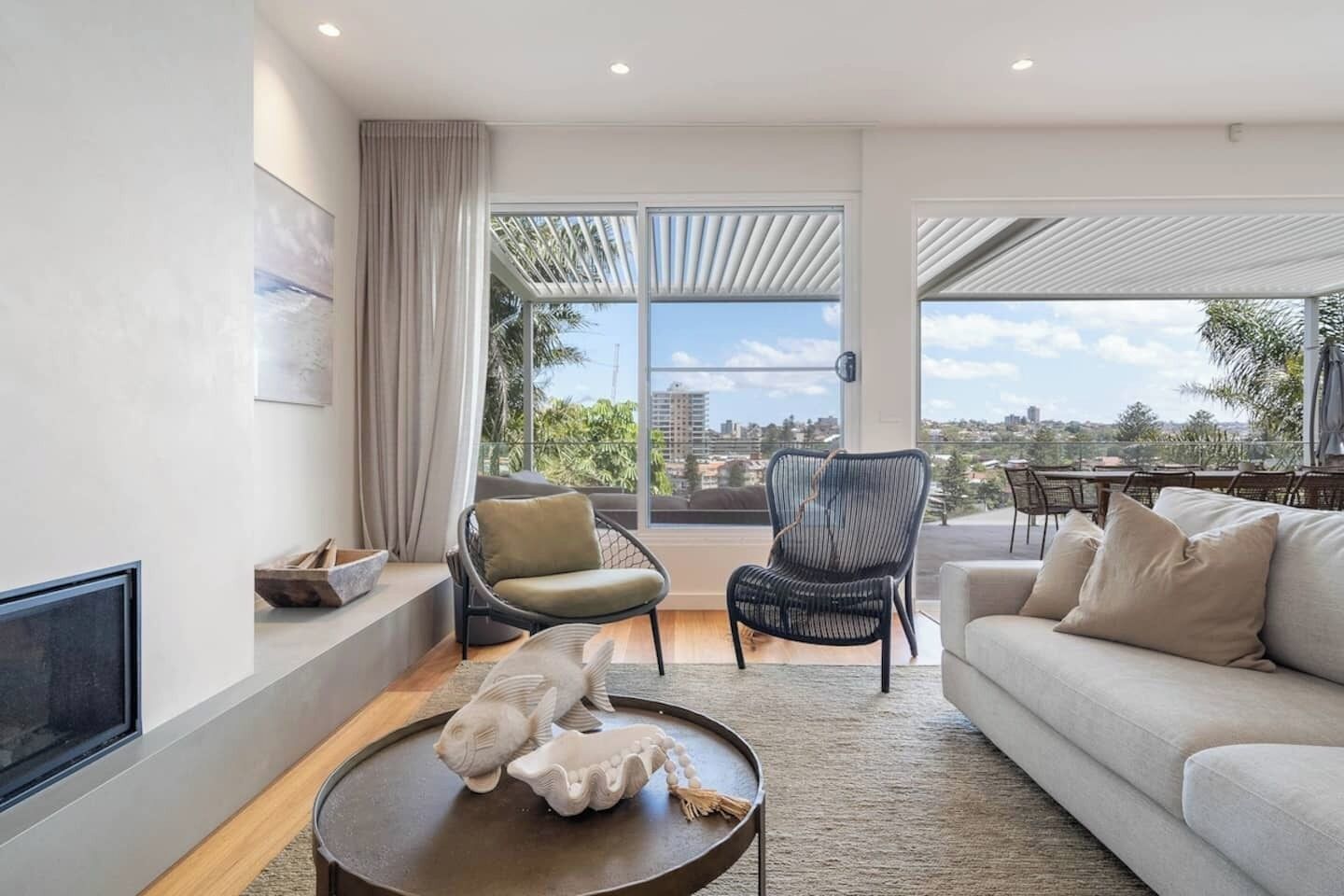 Een televisie, een open haard en een kantoor