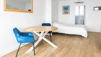 1 chambre, fer et planche à repasser, lit parapluie, Wi-Fi