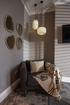 House | Living room | 50-inch Smart TV with digital channels, TV - Beautiful 3 Bed House - Habita Property (Plymouth)