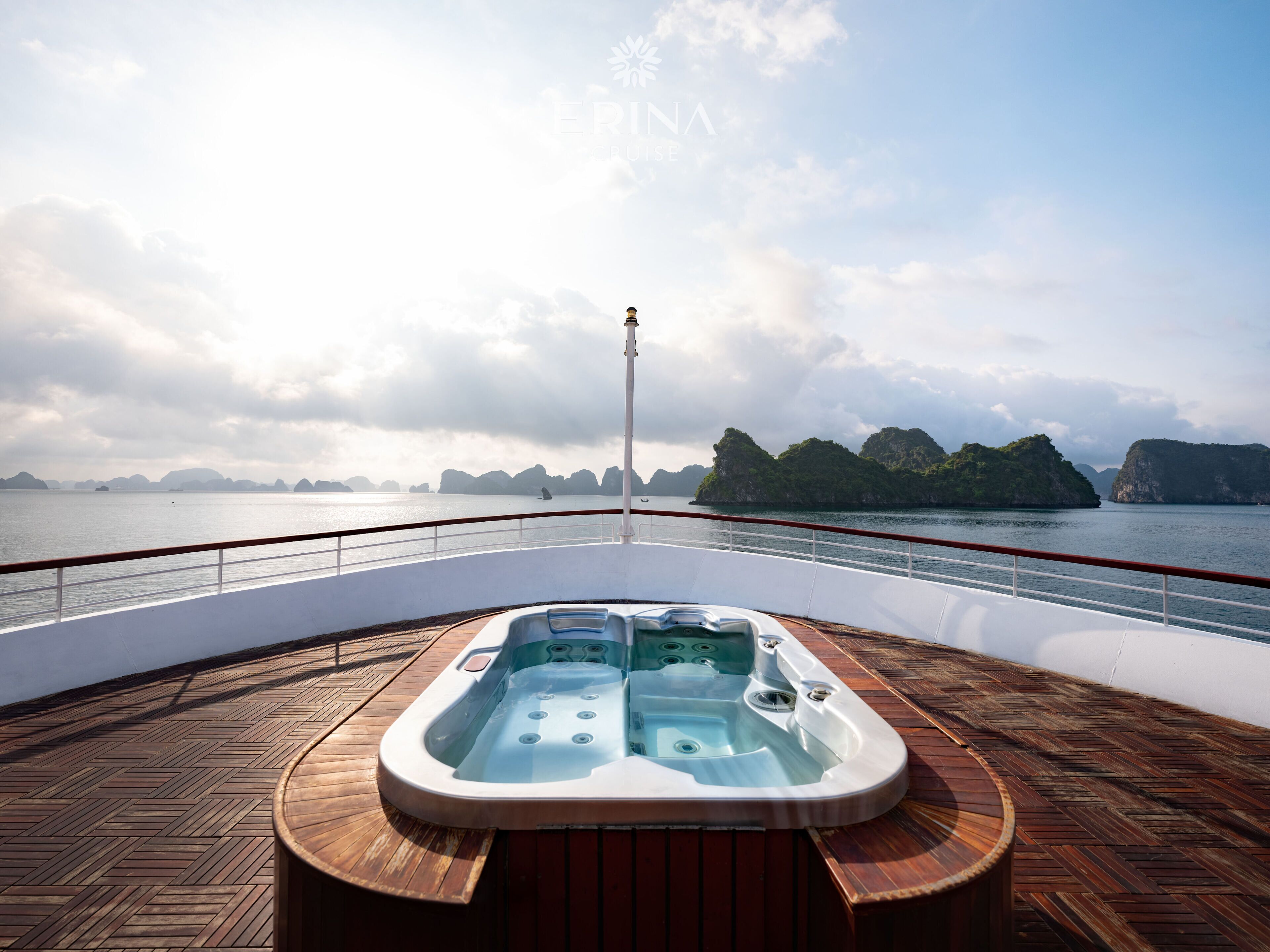 Ein Whirlpool auf einer Terrasse mit Blick auf das Meer und Inseln.