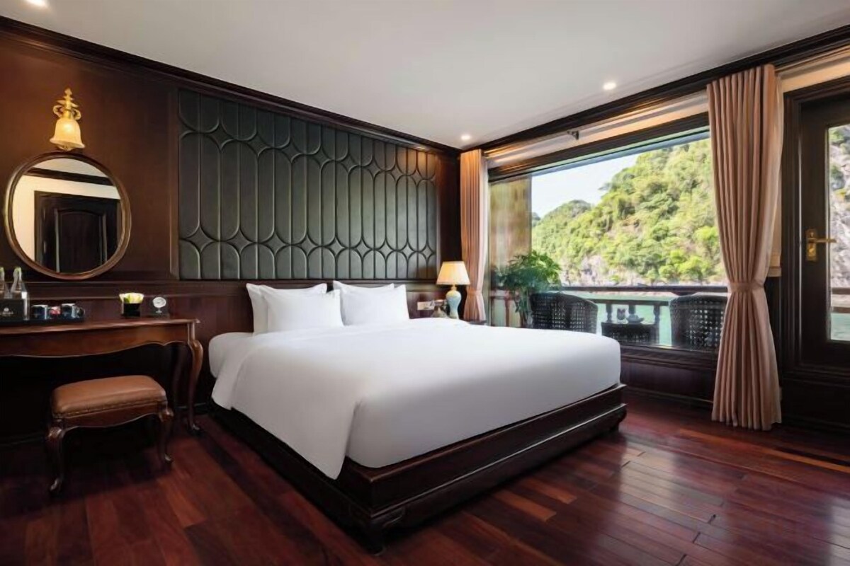 In-room safe, desk, WiFi (free), bed sheets