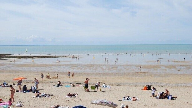 A crowded beach with people sunbathing and swimming. - Light & airy single-storey house with large terrace & heated outdoor pool (Isigny-le-buat)