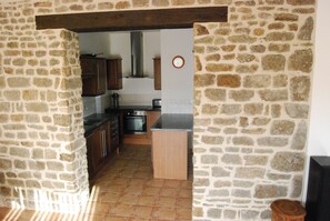 Fridge, microwave, oven, stovetop - Light and airy bungalow with large terrace & heated outdoor pool (Isigny-le-buat)