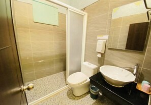 Habitación básica doble, 1 cama King size, para no fumadores | Baño | Tina de hidromasaje, amenidades de baño gratuitas, secadora de cabello 