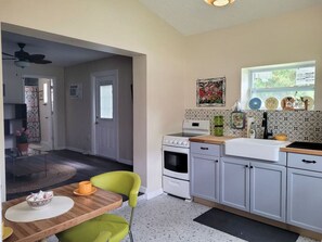 Réfrigérateur, four à micro-ondes, un four, surface de cuisson