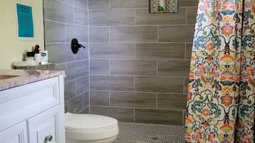 Séchoir à cheveux, serviettes fournies