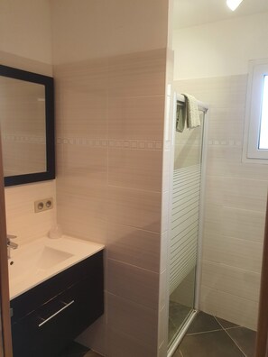 Douche, serviettes fournies