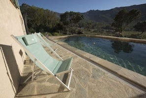 Una piscina al aire libre, una piscina climatizada