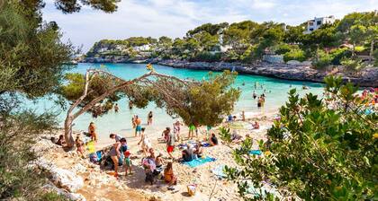 2-Bedroom Holiday Apartment with Beach Access in Cala D'Or