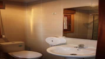 Kamar Double Basic | Kamar mandi | Shower, handuk, sabun, dan tisu toilet