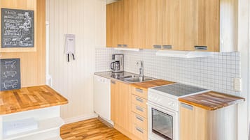 Jääkaappi, uuni, liesi, astianpesukone