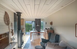 Fireplace - 3 bedroom nice home in Burgsvik (Burgsvik)