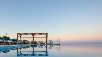 Una piscina al aire libre, una piscina climatizada