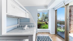 5 bedrooms, iron/ironing board, free WiFi, bed sheets - The Lighthouse, Vincentia (Vincentia)