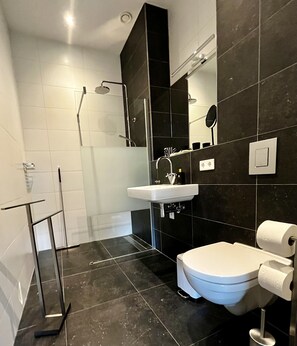 Douche, sèche-cheveux, serviettes fournies, savon
