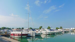 Ein Yachthafen mit mehreren Booten an der Anlegestelle.
