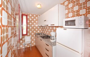 Kühlschrank, Herdplatte, Wasserkocher mit Kaffee-/Teezubehör