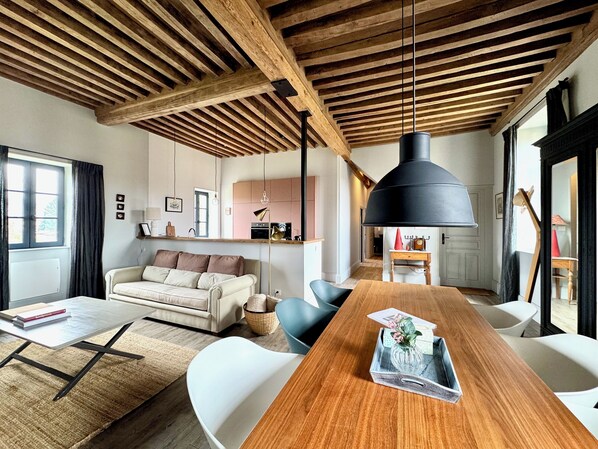 Smart TV, books, stereo