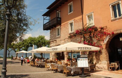 Enchanting Lake Garda view and large pool with romantic restaurant
